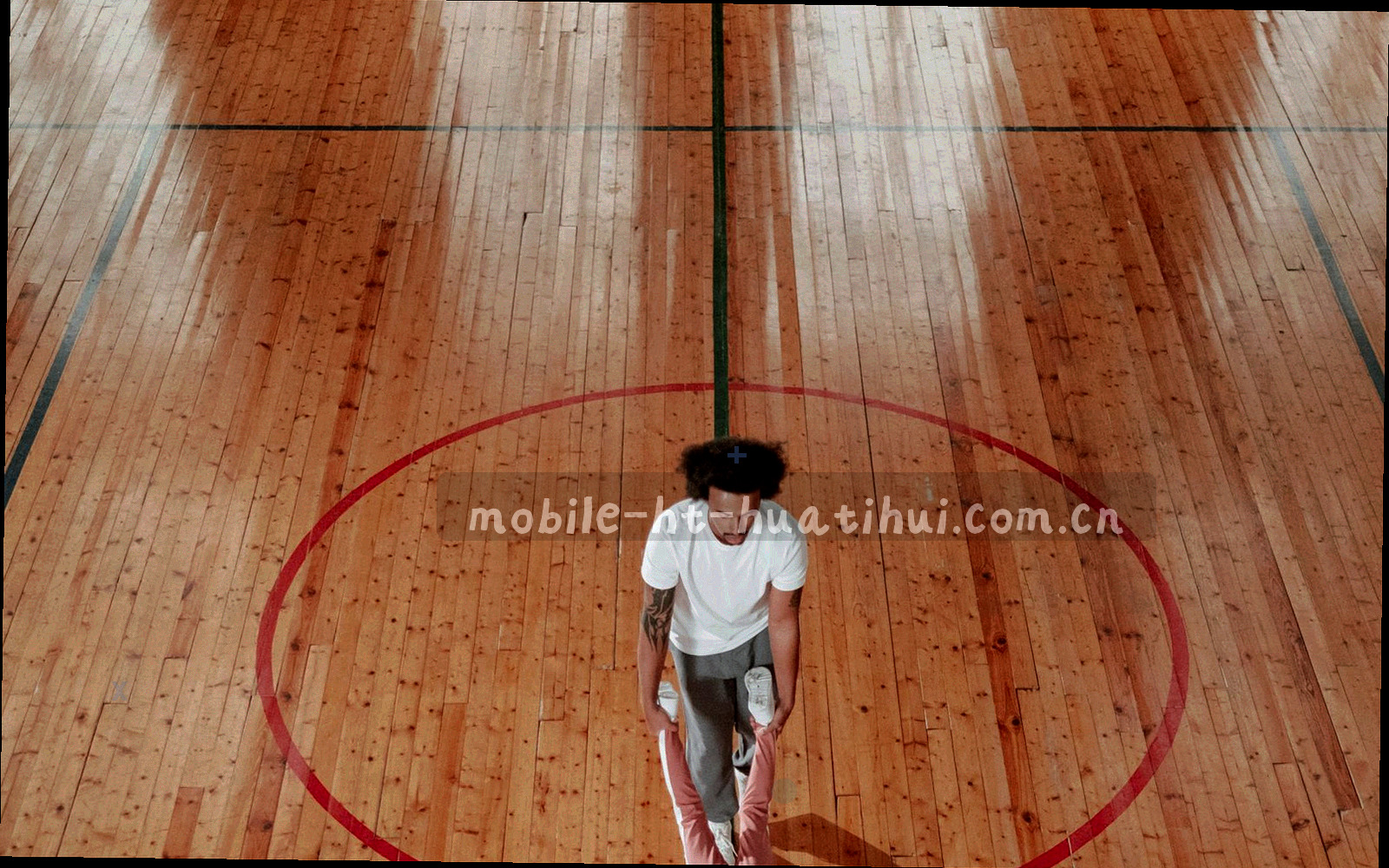 工具面板总览示意：资源下载、更新记录、版本说明与设备切换四块直角卡片横向排列在深蓝底上，青绿细线勾出网格